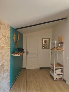 a room with a white door and a green wall at Suite cosy indépendante avec extérieur in Saint-Martin-de-Crau