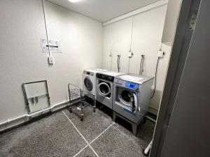 eine Waschküche mit Waschmaschine in der Unterkunft Small studio apartment in the city center in Trollhättan