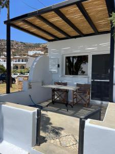 a patio with a table and chairs on it at The wave in Kardhianí
