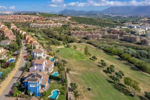 Una vista aérea de un complejo turístico con campo de golf. en Villa Panorama, en Manilva