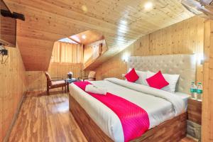 Hotel Vijayant - By The Mount Heaven客房内的一张或多张床位