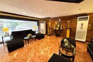 Posezení v ubytování Lourdes Suites Makati powered by Cocotel
