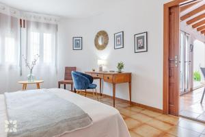 Łóżko lub łóżka w pokoju w obiekcie Villa Esmeralda by Abahana Villas
