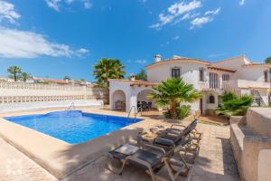 Willa z basenem i meblami ogrodowymi w obiekcie Villa Esmeralda by Abahana Villas w mieście Calpe