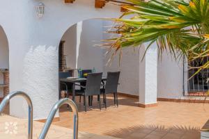 jadalnia ze stołem i krzesłami w obiekcie Villa Esmeralda by Abahana Villas w mieście Calpe