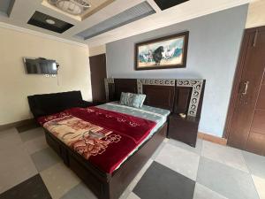 Ένα ή περισσότερα κρεβάτια σε δωμάτιο στο Malik Residency Bhurban Murree