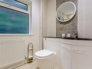Koupelna v ubytování 2 Bed in Downderry 75402 + 18 fotografií
