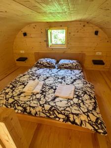 A bed or beds in a room at Apartman Lenka