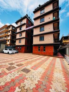 Un edificio con suelo de mosaico en un estacionamiento. en Kampala Studio Apartment1, en Kampala