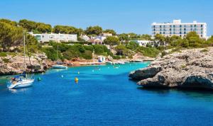 un grupo de barcos en un cuerpo de agua en Villa La Luna, en Cala en Blanes