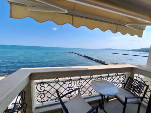 巴尔奇克Апартамент Maraya 1 комплекс Карпе Дием的带椅子的阳台，可欣赏海景