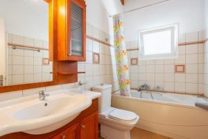 A bathroom at Villa Petros