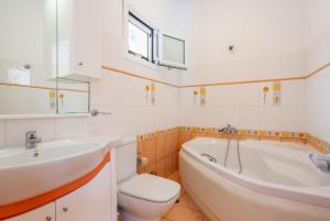 A bathroom at Villa Petros