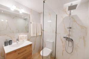 une salle de bains avec douche, toilettes et lavabo dans l'établissement Villa Golden Tiara, à Corfou 51 autres photos