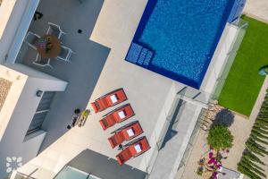 Bazén v ubytování Villa Boreal by Abahana Villas nebo v jeho okolí + 20 fotografií