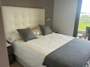 Łóżko lub łóżka w pokoju w obiekcie Apartamentos Lanceata I