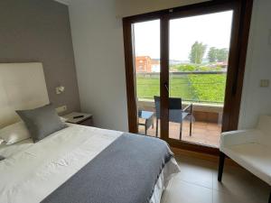 Łóżko lub łóżka w pokoju w obiekcie Apartamentos Lanceata I