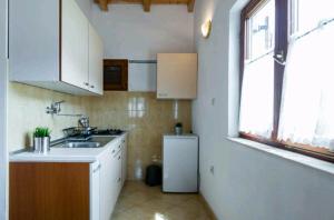 Kuchyň nebo kuchyňský kout v ubytování Apartments Bralić