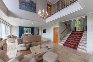 a living room with a couch and a table at Aston - Villa Islas Urdaibai in Isla Becoa +38 photos