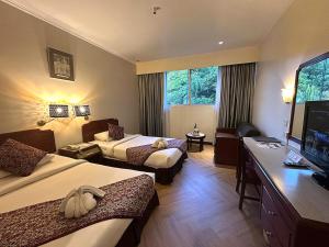 Una televisión o centro de entretenimiento en Hotel Shangri-la Kota Kinabalu