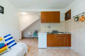 Kuchyň nebo kuchyňský kout v ubytování Apartments Bralić