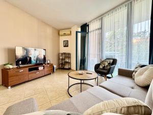 TV a/nebo společenská místnost v ubytování Two bedroom apartment in Trakia Sunny Beach