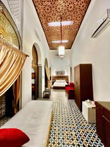Postel nebo postele na pokoji v ubytování Riad EL Manantial,Dar Hajjaj,Patrimonio del SXIX + 37 fotografií
