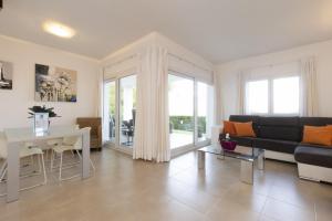 una sala de estar con un sofá y una mesa en Villa Arual, en Arenal d'en Castell