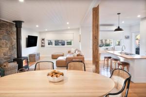 kuchnia i salon z drewnianym stołem w obiekcie Corner Cottage Bright w mieście Bright +48 zdjęć