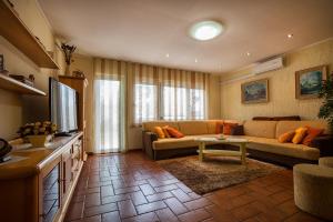 Ruang duduk di Holiday Villa Anna