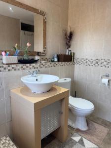 バーミンガムにあるThe Inn Premium Room For Family & Solo in Birminghamの洗面台とトイレ付きのバスルーム +4枚の写真