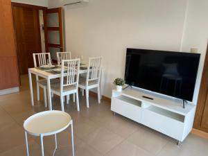 Telewizja i/lub zestaw kina domowego w obiekcie Apartamentos Lanceata I