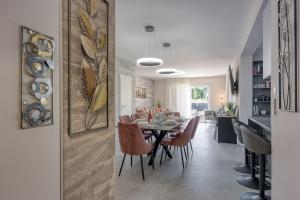 Ruang duduk di Villa Aria with heated Pool and Whirlpool - Happy Rentals