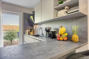 Dapur atau dapur kecil di Villa Aria with heated Pool and Whirlpool - Happy Rentals