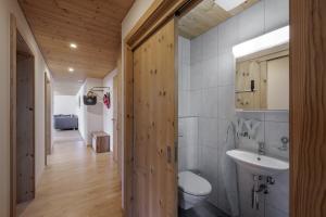 セントにあるChasa il Béの白いトイレと洗面台のあるバスルーム