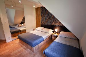 a bedroom with two beds and a mirror at Wiking in Kretowiny