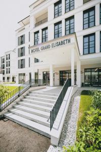 un edificio bianco con un cartello che recita North Grandellez di Grand Elisabeth a Bad Ischl