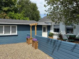 戈尔韦Rose Cottage的房屋前的蓝色围栏