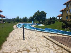 Piscina de la sau aproape de Oasis Beach Apartment Kamchia