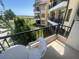 Un balcon sau o terasă la Oasis Beach Apartment Kamchia