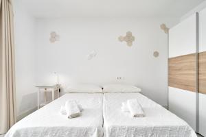 - une chambre blanche avec un grand lit blanc et des miroirs dans l'établissement Loft La Marina in Nerja, à Nerja
