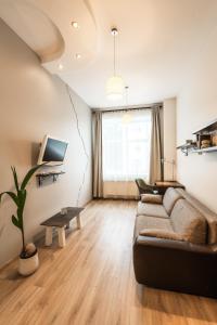 โทรทัศน์และ/หรือระบบความบันเทิงของ Cozy apartment in Riga in Torņkalns