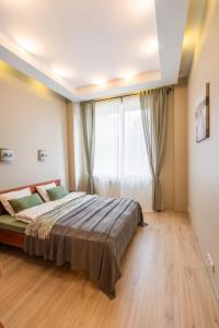 เตียงในห้องที่ Cozy apartment in Riga in Torņkalns
