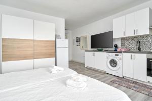 Cette chambre blanche dispose d'un lit et d'un lave-linge. dans l'établissement Loft La Marina in Nerja, à Nerja 12 autres photos