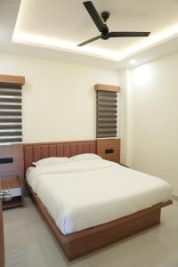 Postel nebo postele na pokoji v ubytování Theeram Residency