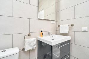 une salle de bain blanche avec un lavabo et des toilettes dans l'établissement Loft La Marina in Nerja, à Nerja