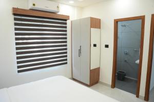 Koupelna v ubytování Theeram Residency