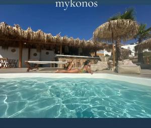 ELLI TROPiCAL LUXURY SUITES SUNSET-INFINITY POOL- SEA SIDE-NEAR CENTER PARKING内部或周边的泳池