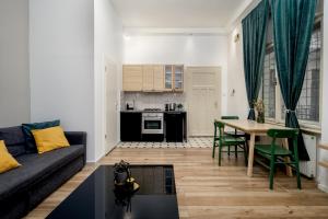 Kuchyňa alebo kuchynka v ubytovaní Kazincy Suites -Szimpla Kert 1BR