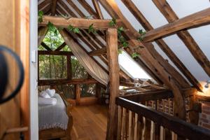 una vista sul soffitto di una camera in una casa di legno di Treehouse Cottage Spa Retreat a Hereford